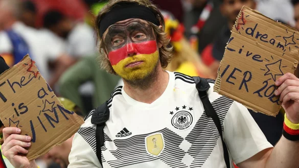 Ein Fan in Katar nach dem WM-Aus der deutschen Mannschaft. - &copy; Christian Charisius/dpa