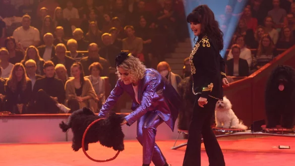 Comedian Hazel Brugger (l) tritt in der Manege des Circus Krone auf. Die Show &laquo;Stars in der Manege&raquo; soll am 30. Dezember 2022 in Sat.1 ausgestrahlt werden. - &copy; Felix H&ouml;rhager/dpa