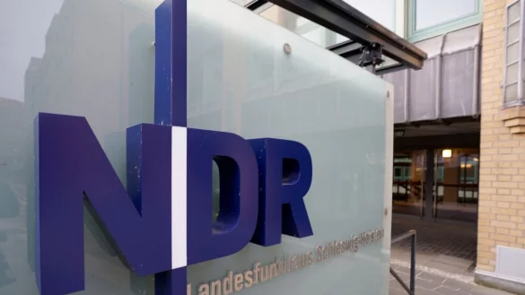 Der Eingang zum Landesfunkhaus Schleswig-Holstein des Norddeutschen Rundfunks (NDR) in Kiel. - &copy; Marcus Brandt/dpa