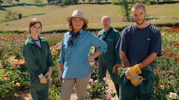 Madame Vernet (Catherine Frot, 2.v.l.) mit ihrem neuen Helfer-Trio im Rosenbeet. - &copy; -/MDR/ARD Degeto/Neue Visionen Filmverleih/dpa