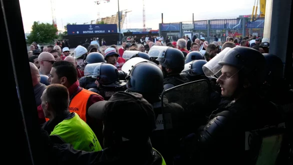 Am Rande des Champions-League-Finals in Paris ging die Polizei mit Tränengas gegen die Fans vor. - © Christophe Ena/AP/dpa