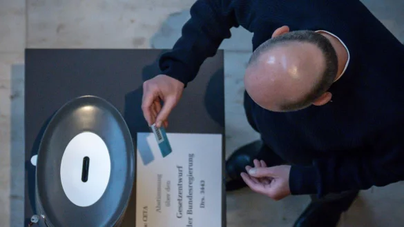 Bundeskanzler Olaf Scholz w&auml;hrend der namentlichen Abstimmung zum Ceta-Abkommen. - &copy; Michael Kappeler/dpa