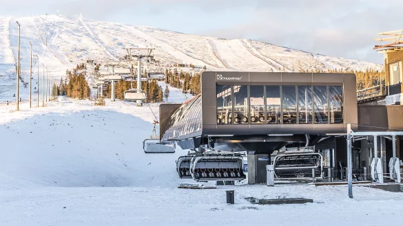 &laquo;First class&raquo; in Finnland: Der neue Sechser-Sessellift im Skigebiet Yll&auml;s hat Sitzheizung und spezielle D&auml;mpfer, damit die Sessel bei starkem Wind weniger schwingen. - &copy; Visit Yll&auml;s/dpa-tmn
