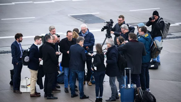 Bundeswirtschaftsminister Robert Habeck vor seinem Abflug nach Windhuk (Namibia). - &copy; Bernd von Jutrczenka/dpa