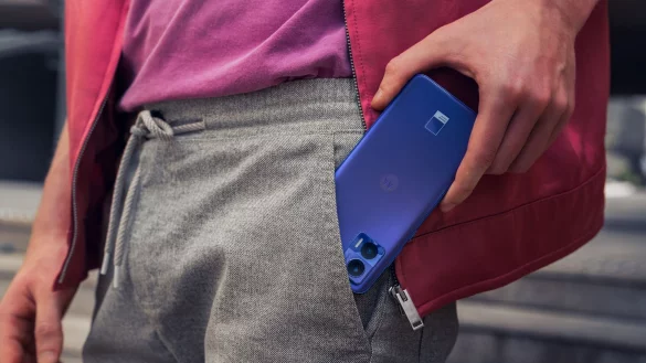 Steckt man locker in die Tasche: Das Motorola Edge 3 Neo ist d&uuml;nn und handlich. - &copy; Motorola/dpa-tmn