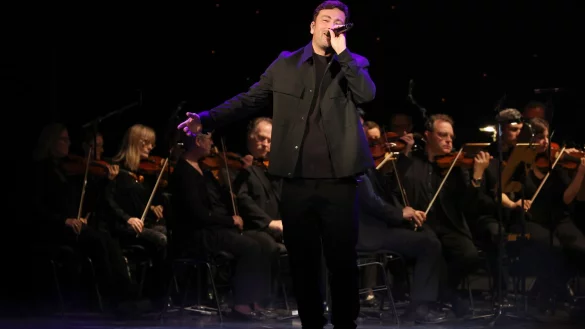 Marteria tritt mit der Norddeutschen Philharmonie auf. - &copy; Bernd W&uuml;stneck/dpa
