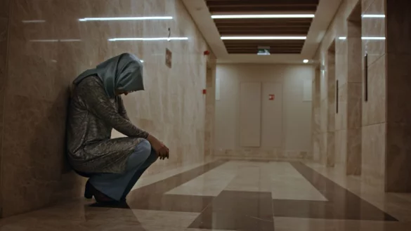 Vor der Hochzeit nahm man ihr den Mann: Hatice Cengiz in Istanbul in einer Szene aus &laquo;Der Dissident&raquo;. - &copy; ---/Dcm/ZDF/dpa