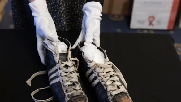 Enorme Wertsteigerung: Die Fußballschuhe von Weltmeister Horst Eckel wurden für 20.000 Euro gekauft. - © Helmut Fricke/dpa