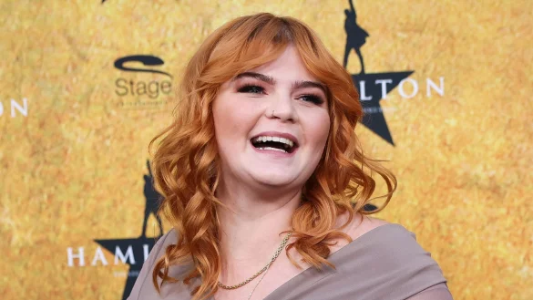 Sophie Passman l&auml;uft &uuml;ber den roten Teppich zur Deutschland-Premiere des Musicals &laquo;Hamilton&raquo; im Operettenhaus Hamburg. - &copy; Christian Charisius/dpa