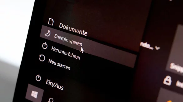 Sogar im Energiesparmodus verbraucht ein Computer Strom. Aber weniger als mit dem Bildschirmschoner. - &copy; Zacharie Scheurer/dpa-tmn
