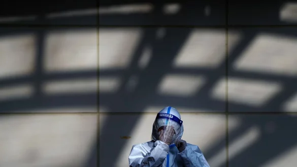 In Metropolen wie Peking, Shanghai oder Guangzhou wird kein aktueller negativer PCR-Test mehr gefordert, wenn Einwohner &ouml;ffentliche Verkehrsmittel nehmen oder Parks besuchen wollen. - &copy; Andy Wong/AP/dpa