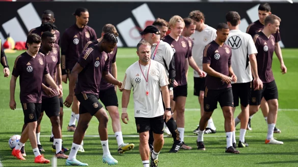 Hat einiges an Arbeit vor sich: Bundestrainer Hansi Flick (M). - &copy; Federico Gambarini/dpa