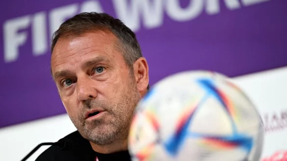 Bereitet das DFB-Team auf die wichtige Partie gegen Spanien vor: Bundestrainer Hansi Flick. - © Federico Gambarini/dpa