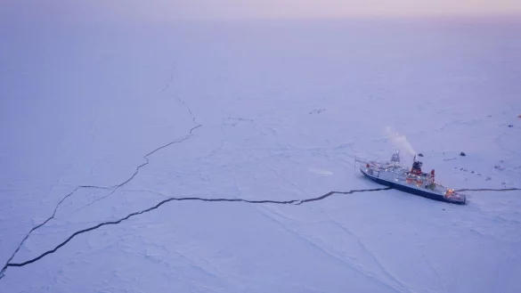 Das deutsche Forschungsschiff &laquo;Polarstern&raquo; liegt im Fr&uuml;hjahr 2020 w&auml;hrend der einj&auml;hrigen Mosaic-Expedition im Eis der Zentralarktis. - &copy; Manuel Ernst/Alfred-Wegener-Institut, Helmhol/dpa
