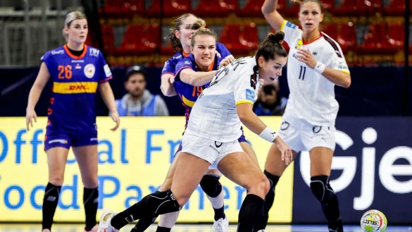 Deutschlands Emily B&ouml;lk und Xenia Smits (wei&szlig;e Trikots) setzte sich gegen die Niederlande durch. - &copy; Kolektiff Images/dpa