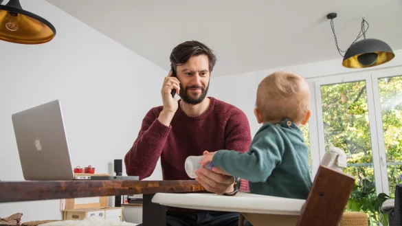 Kinder h&uuml;ten und Elterngeldantrag stellen: beides nicht ganz ohne. - &copy; Christin Klose/dpa-tmn