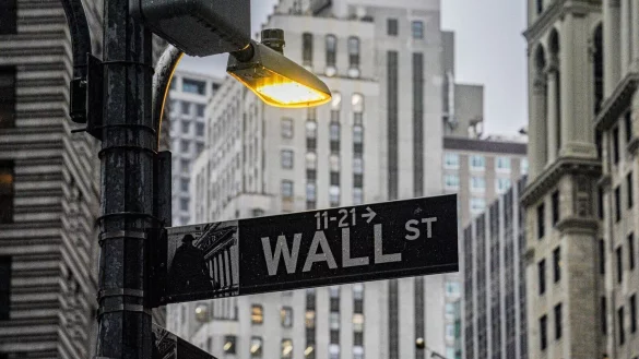 Die Sorge um neue Covid-Varianten treibt Anleger um. - &copy; Bebeto Matthews/AP/dpa