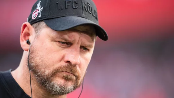 Kölns Trainer Steffen Baumgart steht vor einem Spiel im Stadion. - © Marius Becker/dpa/Archivbild