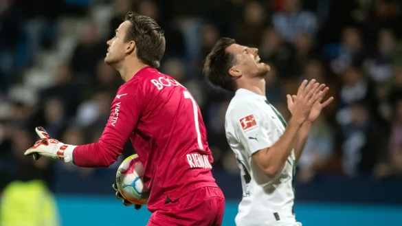 Bochums Torhüter Manuel Riemann und Jonas Hofmann von Mönchengladbach. - © Bernd Thissen/dpa