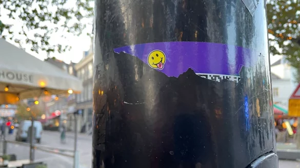 In Amsterdam wurden an &ouml;ffentlichen Pl&auml;tzen wie Laternenpf&auml;hlen Sticker geklebt, &uuml;ber die man mit Hilfe eines QR-Codes Drogen wie XTC online bestellen kann. - &copy; Annette Birschel/dpa