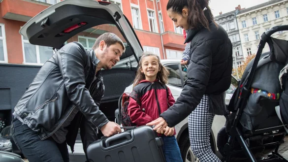 Auf geht\'s: Gerade Familien freuen sich &uuml;ber mehr Geld in der Urlaubskasse, wenn sie beim Mietwagen sparen konnten. - &copy; Christin Klose/dpa-tmn