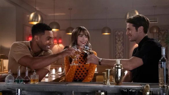 Lucien Laviscount (l) als Alfie, Lily Collins als Emily und Lucas Bravo als Gabriel in der dritten Staffel der Serie "Emily in Paris". - &copy; Stephanie Branchu/Netflix/dpa