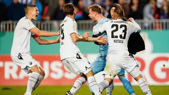 Sandhausens Torwart Nikolai Rehnen (3.v.r.) jubelt mit Mannschaftskollegen &uuml;ber den 10:9 Sieg nach Elfmeterschie&szlig;en. - &copy; Uwe Anspach/dpa