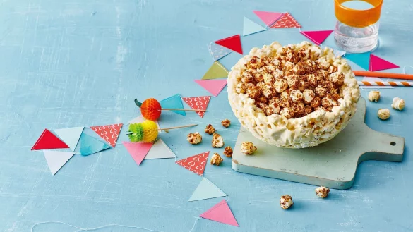 Kann man restlos verputzen: Nach den Popcorns l&auml;sst sich auch die Schale aus wei&szlig;er Kuvert&uuml;re und Popcorn aufessen. - &copy; Julia Hoersch/ZS/dpa-tmn