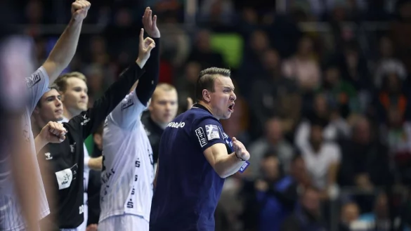 Der Kieler Trainer Filip Jicha (r) sieht den Sieg gegen Magdeburg nicht als selbstverst&auml;ndlich an. - &copy; Ronny Hartmann/dpa