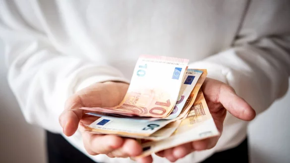 In finanzielle Not geraten? In manchen F&auml;llen k&ouml;nnen Stiftungen unterst&uuml;tzen. - &copy; Zacharie Scheurer/dpa-tmn