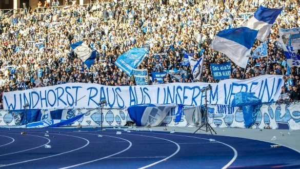 Ein Teil der Hertha-Fans positionierte sich klar gegen Lars Windhorst. - © Andreas Gora/dpa