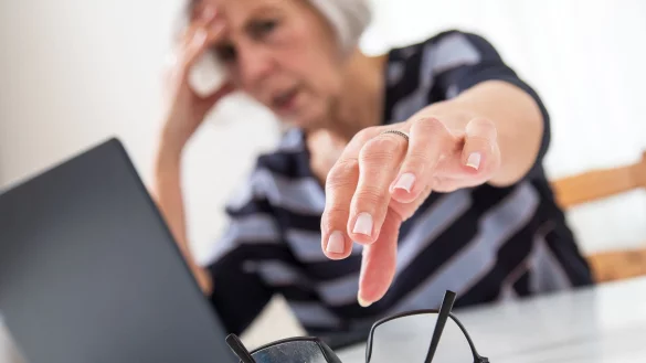 Wer viel vor dem PC arbeitet, braucht irgendwann unter Umst&auml;nden eine Bildschirmbrille. - &copy; Christin Klose/dpa-tmn