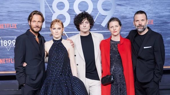 Die &laquo;1899&raquo;-Schauspieler Andreas Pietschmann, Emily Beecham, Aneurin Barnard, Jantje Friese und Baran Bo Odar (l-r) bei der Premiere der Netflix-Serie in Berlin. - &copy; Annette Riedl/dpa
