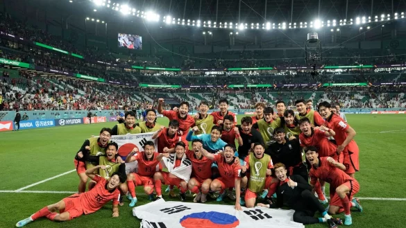 S&uuml;dkoreas Spieler feiern ihren Einzug ins Achtelfinale der WM. - &copy; Hassan Ammar/AP/dpa
