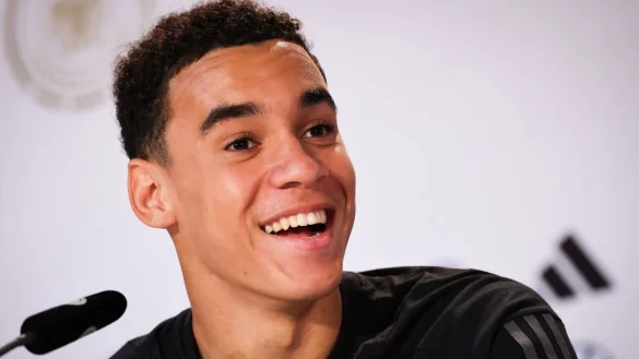 Nationalspieler Jamal Musiala spricht bei einer Pressekonferenz. - © Christian Charisius/dpa