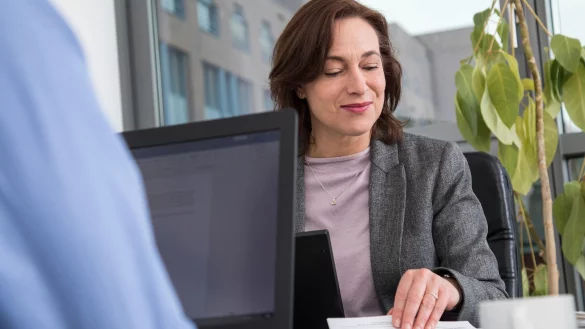 Wer im Beruf langfristig zufrieden sein will, sollte sich nicht zu einer vorschnellen Unterschrift auf dem Arbeitsvertrag drängen lassen. - © Christin Klose/dpa-tmn