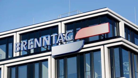 An der Fassade der Firmenzentrale der Brenntag AG h&auml;ngt das Logo des Chemiekalienh&auml;ndlers. - &copy; Roland Weihrauch/dpa/Archivbild