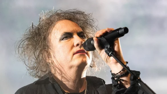 Eine Frisur wie ein Vogelnest: Robert Smith von The Cure in Hamburg. - &copy; Daniel Bockwoldt/dpa