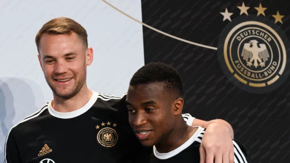 Spieler Youssoufa Moukoko (r) und Torh&uuml;ter Manuel Neuer bei einer Pressekonferenz. - &copy; Federico Gambarini/dpa/Archivbild
