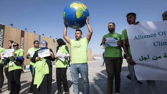 Demonstranten halten eine Weltkugel hoch w&auml;hrend einer Demonstration der &auml;gyptischen Allianz der zivilen Kr&auml;fte f&uuml;r den Klimawandel am Rande der UN-Weltklimakonferenz COP27. - &copy; Gehad Hamdy/dpa