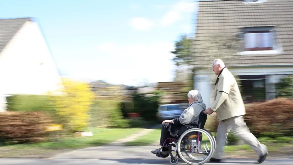 Am Nachmittag eine Runde durch die Nachbarschaft: Gewohnheiten geben Menschen mit Demenz Sicherheit. - &copy; Mascha Brichta/dpa-tmn