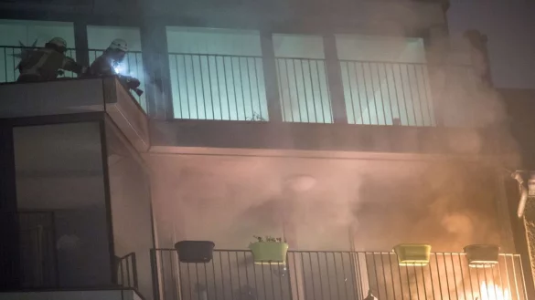 Verirrte Silvesterraketen können Gebäudebrände verursachen. Kommt es zu einem Schaden, springt die Wohngebäudeversicherung ein. - © Florian Schuh/dpa-tmn