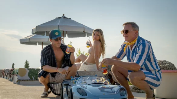 Die Schauspieler Edward Norton als Miles (l-r), Madelyn Cline als Whiskey und Daniel Craig als Detective Benoit Blanc in einer Szene aus &laquo;Glass Onion: A Knives Out Mistery&raquo;. - &copy; John Wilson/Netflix/dpa