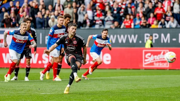 Düsseldorfs Dawid Kownacki erzielt per Elfmeter den Treffer zum 1:2. - © Axel Heimken/dpa
