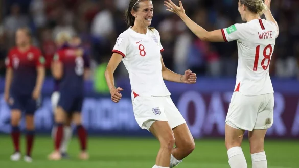 Jill Scott (l) feiert mit der Ellen White ein Tor das englische Nationalteam der Frauen. - &copy; Francisco Seco/AP/dpa