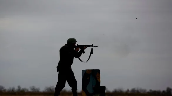 Ein russischer Rekrut w&auml;hrend einer Schie&szlig;&uuml;bung in Stawropol. - &copy; Ivan Vysochinsky/ZUMA/dpa