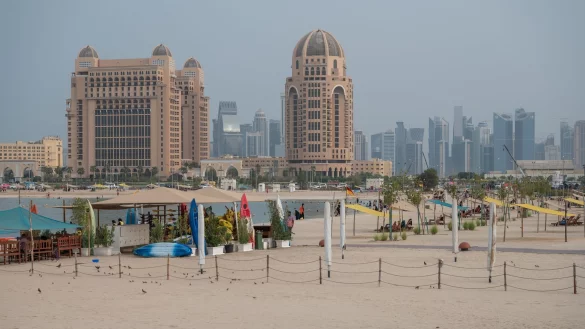 Strandleben in Doha: Baden im persischen Golf mit Blick auf die Skyline. - © Arne Bänsch/dpa-tmn