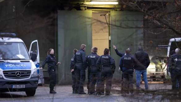 Polizisten vor einer Bunkeranlage in Bad Bentheim. Mit Durchsuchungen in der Grenzregion geht die Polizei gegen den Handel mit illegalen Feuerwerksk&ouml;rpern vor. - &copy; Friso Gentsch/dpa