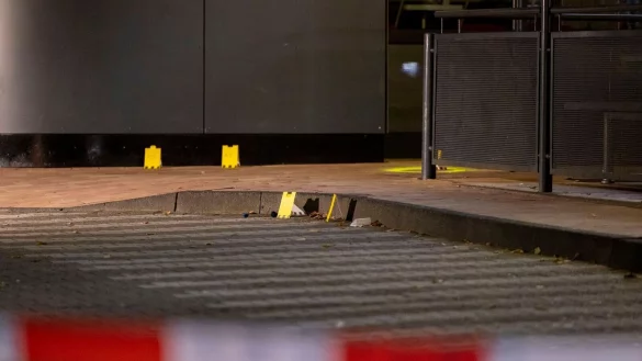 Nummernkärtchen der Polizei zeigen Spuren am Tatort im Außenbereich eines Fast-Food-Restaurants. - © Christoph Reichwein/dpa/Archivbild