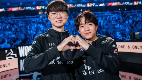 Nur Liebe: T1 um Star-Midlaner Faker (links) steht zum fünften Mal in einem Finale der LoL-WM. - © Riot Games/dpa